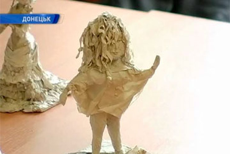 В Донецкой школе дети создают скульптуры из туалетной бумаги