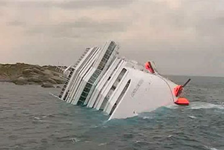 В Италии продолжают искать жертв крушения лайнера