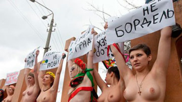 Активистки Femen попытались прорваться в резиденцию посла Индии в Киеве