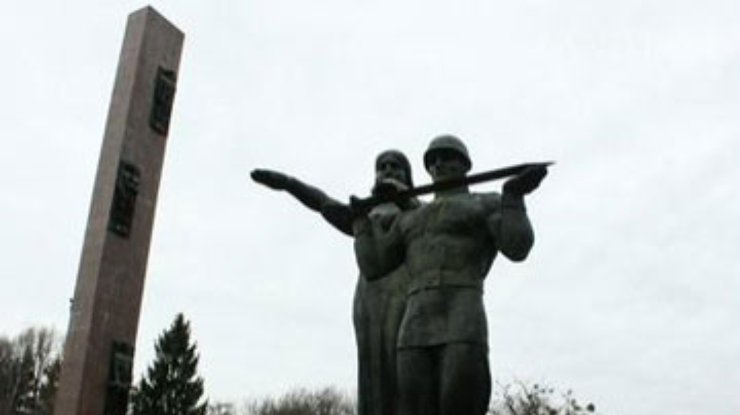 Во Львове суд не разрешил демонтировать памятник Советской армии