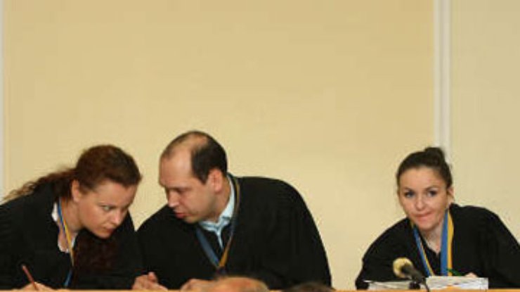 Судьи Луценко уже 2 часа решают, переносить суд или нет