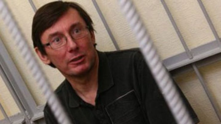 Адвокат Луценко считает вчерашний 14-часовой суд пыткой