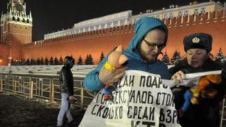 В Москве геи провели акцию возле мавзолея ночью