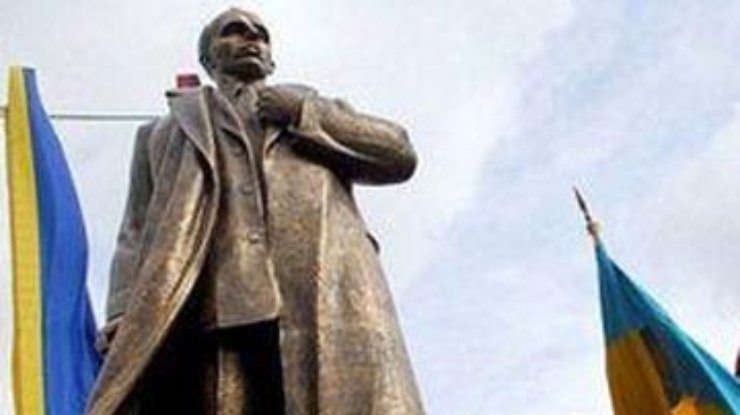 Во Львове соединили памятники Бандере и Шевченко