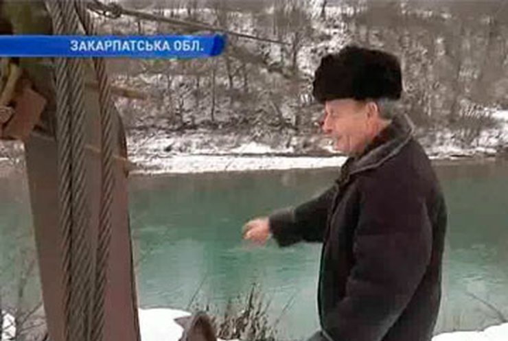 Жители закарпатских сел прибегли к воздушным переправам