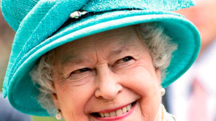 Британская королева успокаивается пропалыванием цветочных грядок