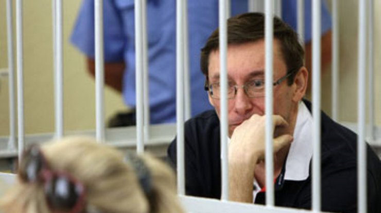 СИЗО собрало Луценко в суд: Выдало "диетические" сало и кильку