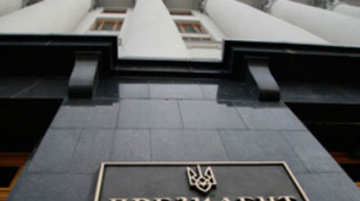 Янукович дал статус дипломатов сотрудникам своей администрации