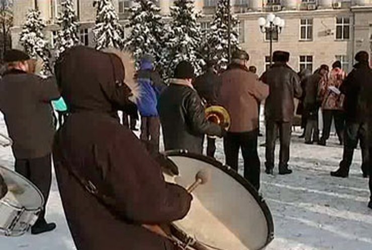 В Черкассах под мэрией оркестр провел музыкальный протест