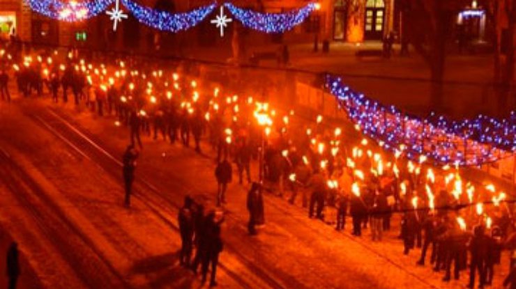 Во Львове по случаю Дня памяти Героев Крут прошло факельное шествие