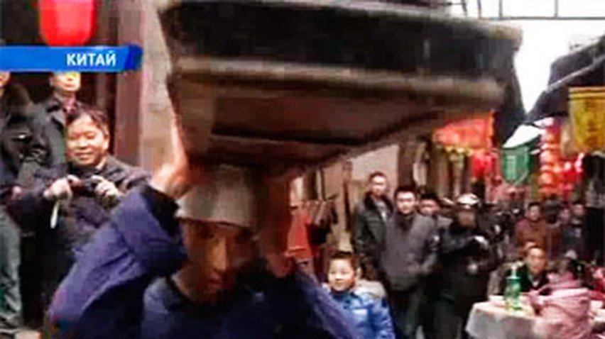 В Китае работает официант-акробат, разносящий заказы на голове