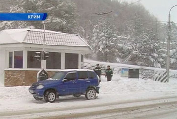 Снегопады в Крыму осложняют движение на дорогах