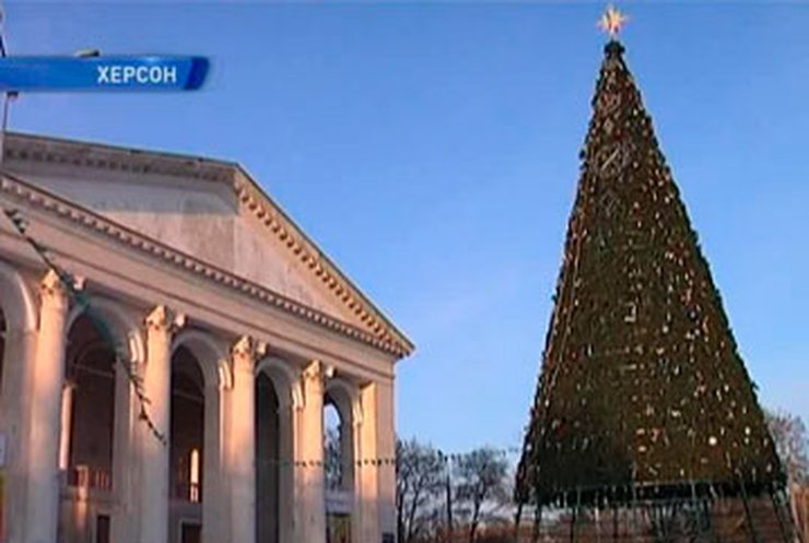 В Херсоне не могут демонтировать новогоднюю елку