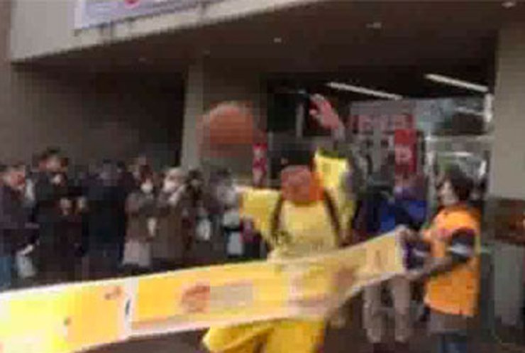 Японец прошел 370 километров набивая баскетбольный мяч