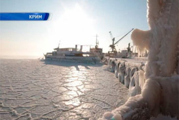Из-за сильных морозов начало замерзать Черное море