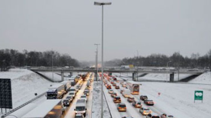 В Бельгии снегопад вызвал гигантскую пробку на дорогах