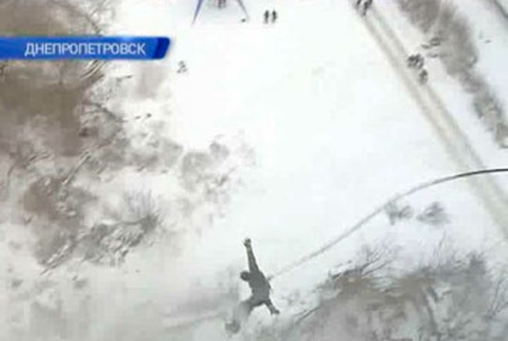 В Днепропетровске экстремалы на лыжах и санках прыгали с крыши многоэтажки