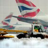 Лондонский аэропорт отменил треть рейсов: Великобританию засыпает снегом