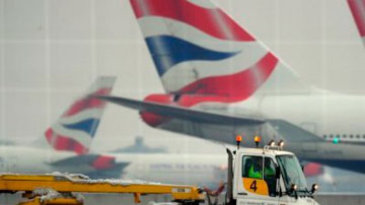 Лондонский аэропорт отменил треть рейсов: Великобританию засыпает снегом