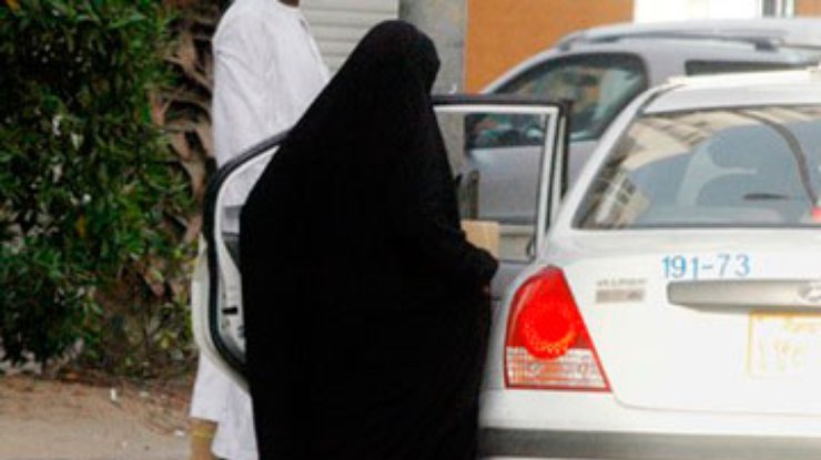 Саудовские женщины хотят добиться права водить машину через суд