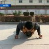 Китайский массажист установил рекорд в отжиманиях на пальцах