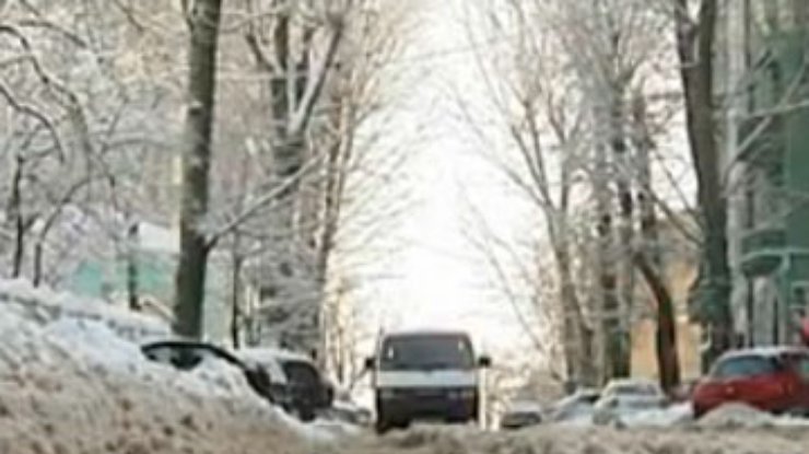Киевских гаишников вывели на уборку снега