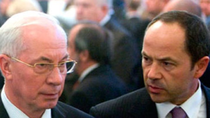 Азаров требует, чтобы МВД и Тигипко активнее согревали людей
