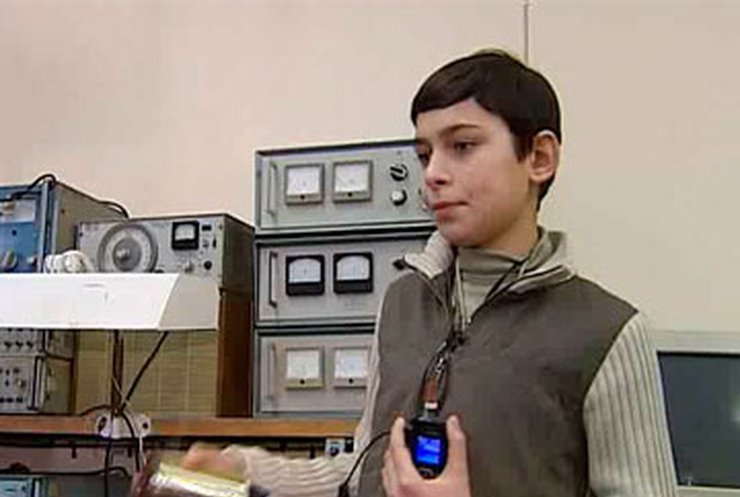Юный украинский изобретатель создал механическую зарядку для мобильного