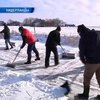 В Голландии устроили забеги на коньках по городским каналам