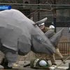 Работников японского зоопарка научили ловить носорогов