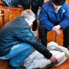 Жители Крыма спасли от смерти замерзшего пеликана