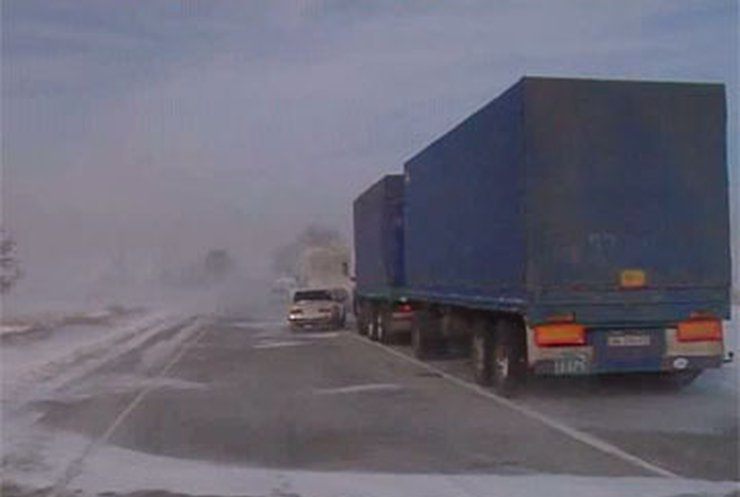 В Крыму в снежном плену остаются 60 автомобилей