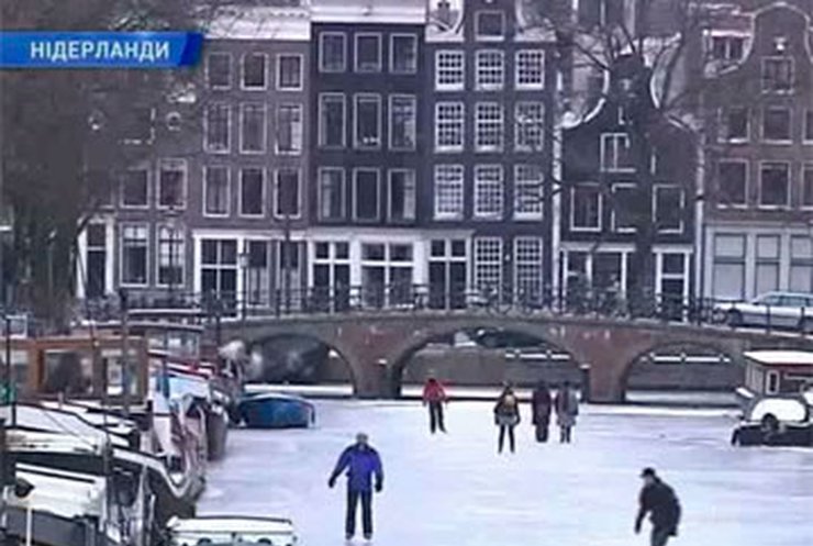 В каналах Нидерландов устроили гонки на коньках