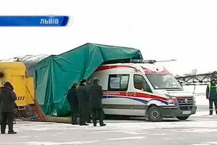 Мальчика, выжившего при пожаре,перевезли на борт самолета в Бостон