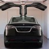 Электрокар Tesla Model X получил "крылья сокола"