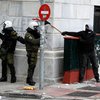 Стычки в Афинах: Полицейских закидывали зажигательными бомбами
