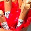 Американский ресторан предложил клиентам букеты из колбасы