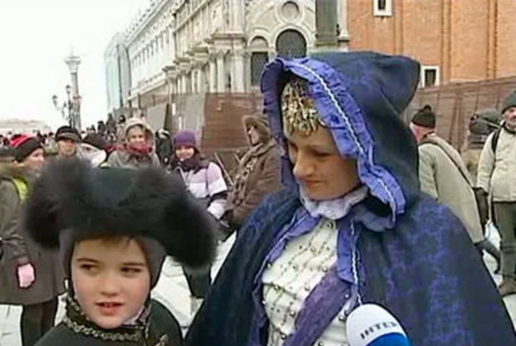 Несмотря на холода, в Венеции проходит знаменитый карнавал