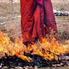 Тибетская монахиня пыталась сжечь себя