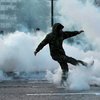 В Афинах демонстранты закидывают полицейских самодельными бомбами