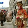 Венецианский карнавал веселит туристов вопреки ненастной погоде
