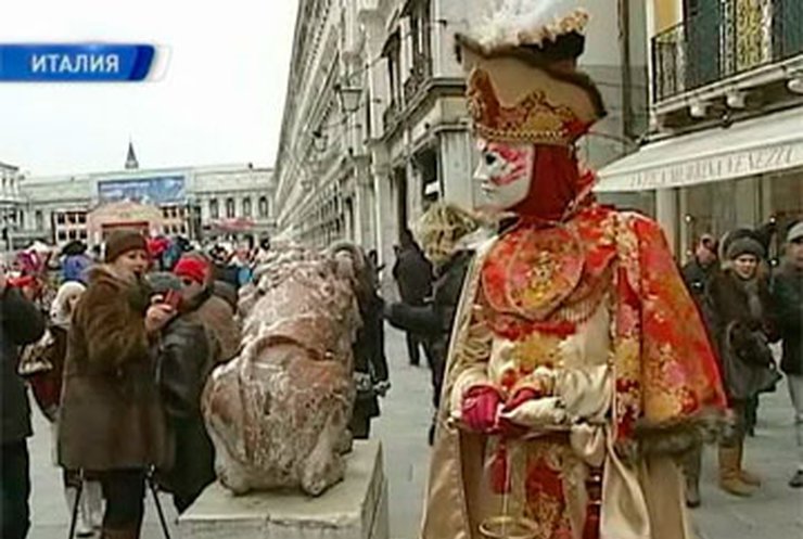 Венецианский карнавал веселит туристов вопреки ненастной погоде