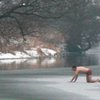 Англичанин помог своему псу выбраться из ледяной реки