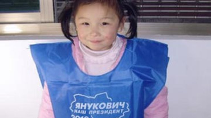 В Китае продают "детские платья" с агитацией за Януковича