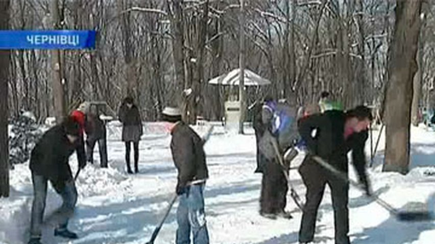 Жители Черновцов сами взялись за расчистку города