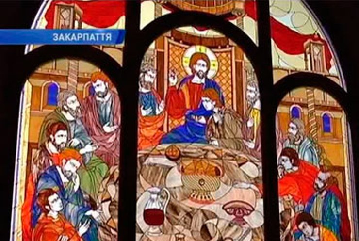 В храме Мукачево установили гигантскую витражную икону