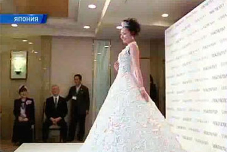 Японская фигуристка примерила свадебное платье за полтора миллиона
