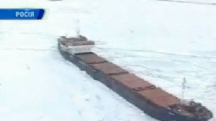 В Азовском море в ледяном плену застряли 20 судов
