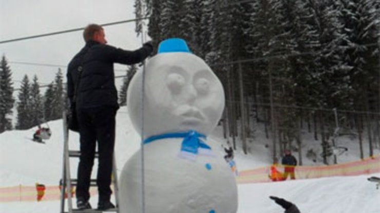 В Буковеле 300 человек слепили самого большого снеговика