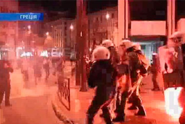 В Греции снова начались бои демонстрантов с полицией